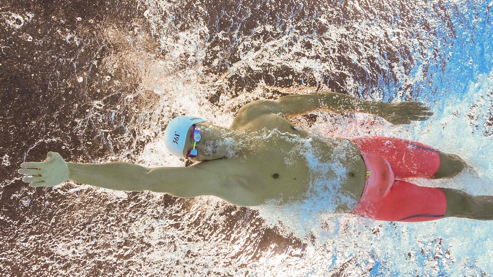 xingkong.com-“三叉湖游泳馆：水上救生选手挑战极速反应与高难度救援”