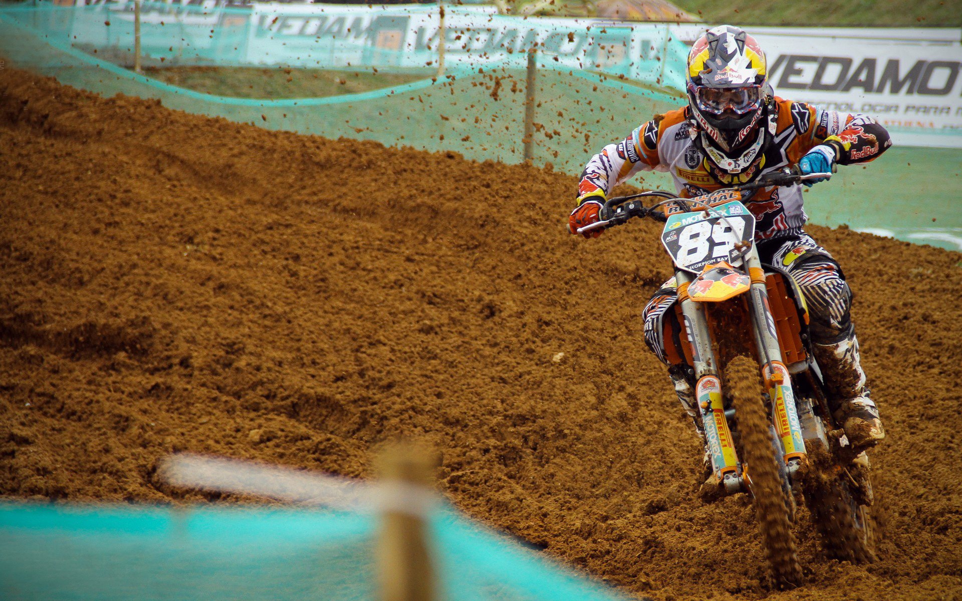 “三叉湖游泳馆:水上救生选手挑战极速反应与高难度救援”